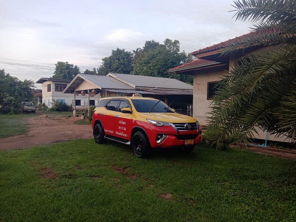 แท็กซี่สีคิ้ว บริการ 24 ชั่วโมง โทร.0811232575